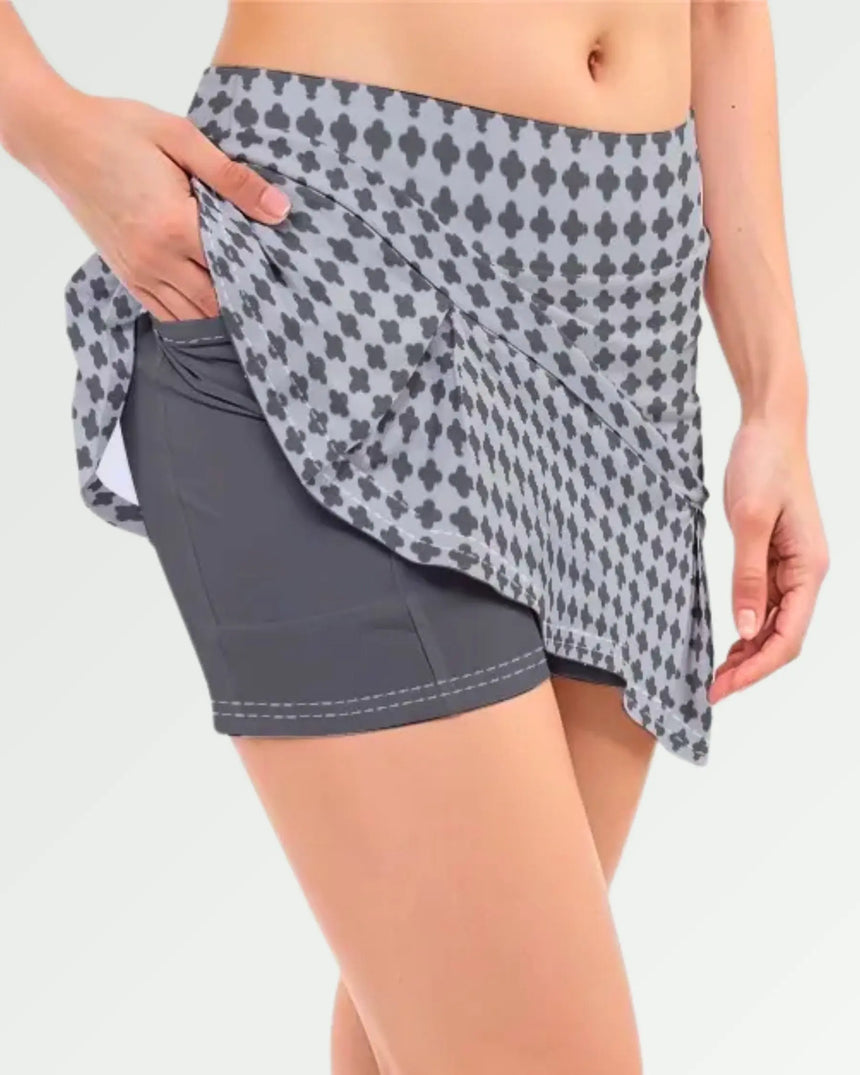 women's pleated golf skort with pockets in Golf Noir print - fabric closeup front view